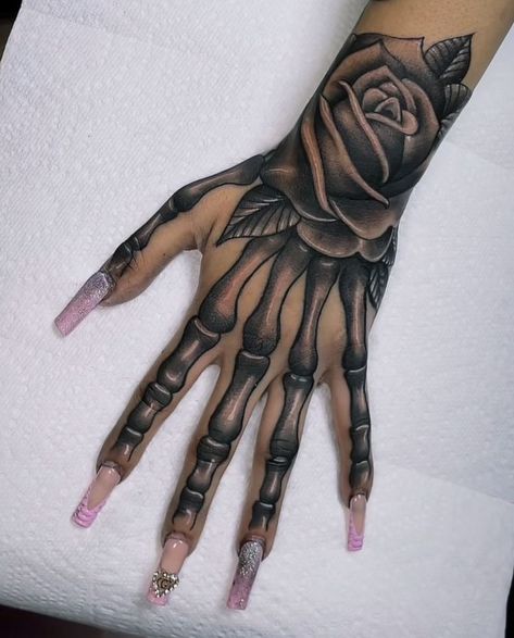 Video Tattoo, Skull Hand Tattoo, Catrina Tattoo, Hand Tattoos For Girls, Hand And Finger Tattoos, Cute Hand Tattoos, Pretty Hand Tattoos, Neck Tattoos Women, Tattoos For Women Half Sleeve