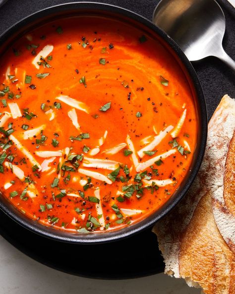 roasted red pepper soup with gouda cheese Red Pepper Gouda Soup, Gouda Soup, Red Pepper Soup Recipe, Gouda Recipe, Creamy Spinach Soup, Making Lasagna, Chicken Coconut Soup, Vegan Tortilla Soup, Pepper Soup Recipe