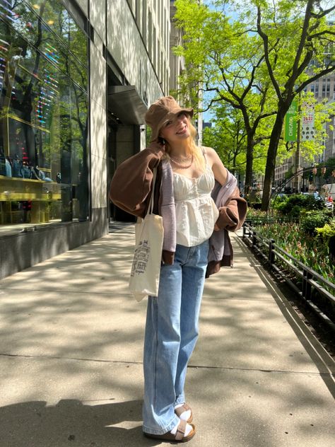 Baggy Jeans And Birkenstocks, Baggy Zip Up Outfit, Oversize Zip Up Hoodie Outfit, Brandy Zip Up Hoodie Outfit, Brandy Zip Up, Brandy Melville Brown Hoodie, Baggy Zip Up Hoodie Outfit, Brandy Melville Hoodie Outfit, Brown Bucket Hat Outfit