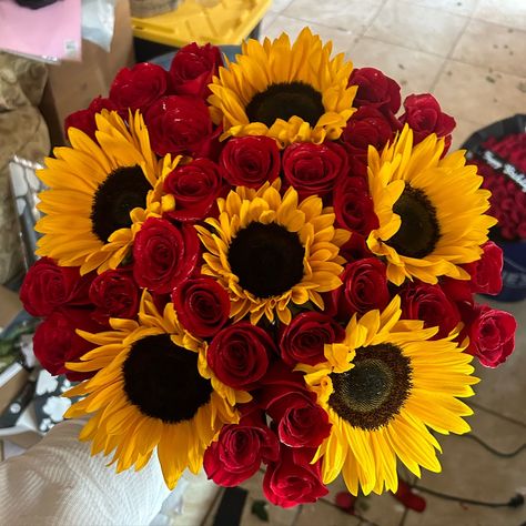 Detalles que enamoran ❤️🌻 Dm to place your orders with @bouquetsbykarla for all your special occasions! • • • #inlandempire #florist #ramobuchon #roses #sunflowers Sunflower Red Rose Bouquet, Red Rose Bouquet, Your Special, Rose Bouquet, Red Rose, Red Roses, Florist, Bouquets, Sunflower