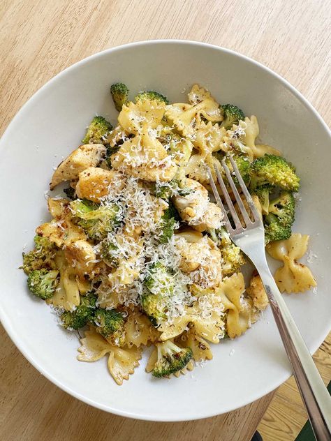 Chicken and broccoli pasta is perfect for a weeknight dinner. It's delicious and can be ready in less that 30 minutes. This recipe uses no cream and it's healthy and easy to make. No Cream Pasta Recipes, Coconut Cream Pasta, Pasta No Cream, Chicken And Broccoli Pasta, Chicken Broccoli Pasta, Cream Pasta, Chicken And Broccoli, Broccoli Pasta, Perfect Pasta