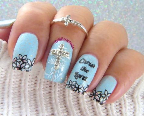 #mani #uñas #diseñodeuñas #nailitdaily #uñasestampadas #sexynails #moda #estilo #style #fashion #stampednails #stampingnails #naturalnails #uhnas #unghie #springnails #easternails #palmsunday #goodfridaynails #religiousnails #christiannails #jesusnailart #viernessanto Easter Nails With Cross, Jesus Nails Designs Faith, Jesus Nails Designs, Christian Nails Designs, Christian Nail Art, Christ Nails, Christian Nails, Jesus Nails, Cross Nail Designs