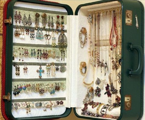 Diy Jewelry Organizer Box, Vintage Jewelry Display, Jewerly Display, Diy Suitcase, Jewelry Storage Diy, Jewerly Displays, Jewelry Display Cards, Diy Jewelry Display, Diy Jewelry Holder