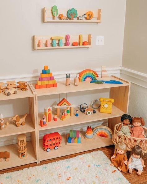 Montessori Playroom Colorful, Montessori Bedroom Colorful, Baby Room Toys, Montessori Toy Storage Ideas, Minimal Toy Storage, Colorful Montessori Bedroom, Daycare Astethic, Montisorri Playroom Ideas Baby, Toddler Small Bedroom Ideas