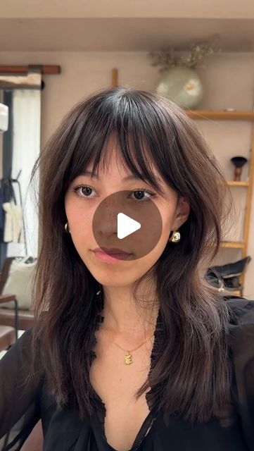 Jaiden Ogden on Instagram: "The softest fringe, versatile and easy to style   #hair #haircut #bangs #hairstyle" Fringes For Wavy Hair, Japan Bangs Hairstyle, Brow Length Bangs, Layered Haircut With Wispy Bangs, How To Style Fringe Bangs, Dark Hair Curtain Bangs, Wispy Bangs Layered Hair, Asian Bangs Round Face, How To Cut Fringe Bangs