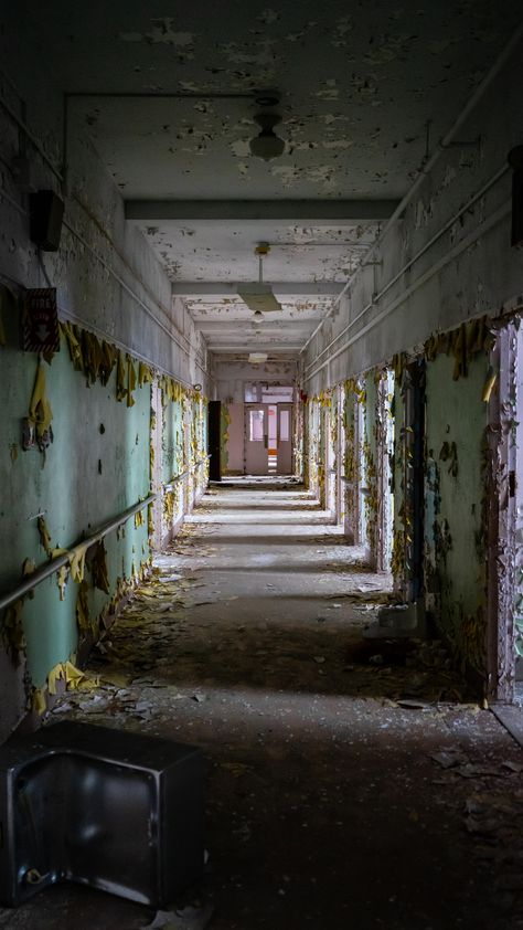 Dystopian Hospital, Abandoned Mental Asylum, Abandoned Asylums Psychiatric Hospital, Abonded Hospitals, Abandoned Hospital Creepy, Apocalypse Hospital, Abandoned Wallpaper, Abandon Hospital, Creepy Hospital