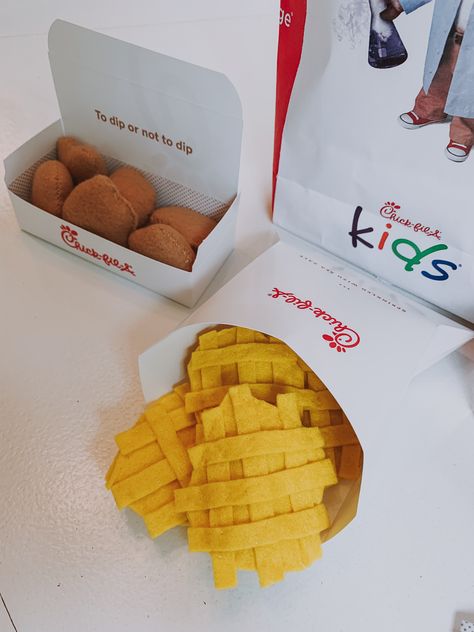 Chick-fil-a Inspired Felt Food– Free Pattern Download! – At Home With Natalie Felt Food Patterns Free, Felt Food Pattern, Kids Play Food, Felt Toys Diy, Felt Food Diy, Felt Food Patterns, Felt Play Food, Free Pattern Download, Pretend Food