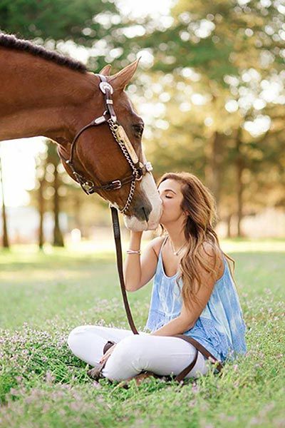 Capture this moment in time with a fun senior photo. We compiled 75 ideas that as unique as you with fun poses and props to match. Equine Photography Poses, Horse Senior Pictures, Horse Photography Poses, Foto Cowgirl, Pictures With Horses, Senior Pictures Poses, Clydesdale, Foto Poses, Cute Horses