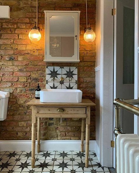 Brick Bathroom Ideas, Old Bathroom Remodel, Coin Banquette, Brick Bathroom, Farmhouse Bathroom Accessories, Old Houses Renovation, Big Bathroom, Bathroom Big, Old House Interior