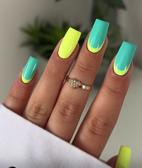 Yellow Gel Nail Designs, Neon Green Summer Nails, Neon Green Nail Ideas, Gold Gel Nails, Elegant Touch Nails, Aqua Nails, Beauty Hacks Nails, Nice Nails, Nail Designs Glitter