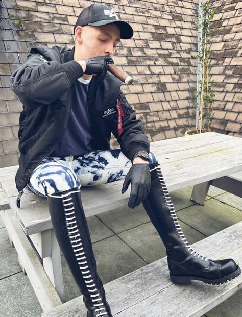 Skinhead Boots, Skinhead Fashion, Adam Style, Lycra Men, Gay Fashion, Queer Fashion, Men In Uniform, Leather Outfit, Cigars