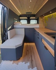 Bil Camping, Astuces Camping-car, Diy Van Conversions, Kombi Motorhome, Camper Interior Design, Kombi Home, Van Conversion Interior, Campervan Life, Build A Camper Van