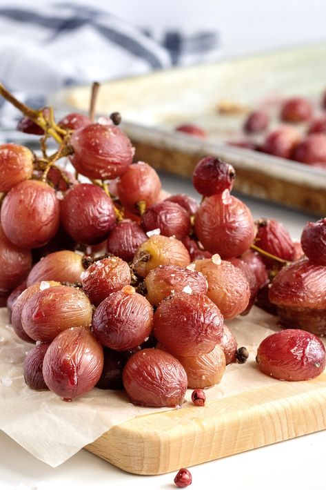 How to Roast Grapes by The BakerMama Roasted Grapes Recipes, Baked Grapes, Roasted Grape Recipes, How To Make Raisins, Roasted Grapes, Whipped Goat Cheese, Grape Recipes, Brunch Spread, How To Roast