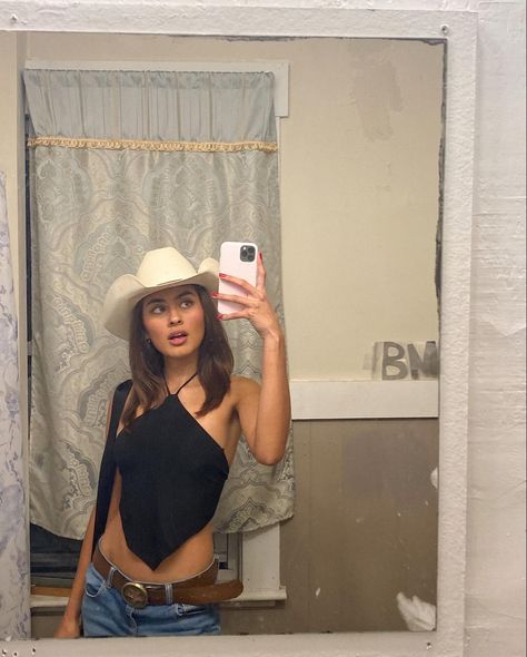 Halloween Costumw Cowgirl Cowboy Western Cowgirl Selfie, Cowgirl Halloween, Cowgirl Cowboy, Cowboy Western, Western Cowboy, Halloween Ideas, Cowboy, Mirror Selfie, Halloween