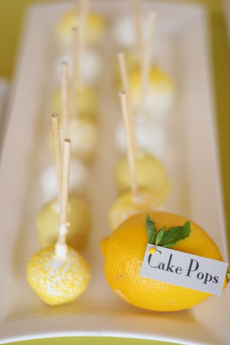 Baby Shower Kuchen, Bridal Shower Food Table, Lemon Themed Party, Lemon Themed Bridal Shower, Lemonade Party, Spring Bridal Shower, Fiesta Tropical, Summer Bridal Showers, Bridal Shower Flowers