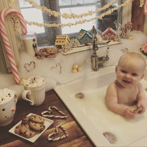 Christmas Sink Bath Baby, Milk Bath Christmas, Christmas Milk Bath Baby, Baby Holiday Pictures, Bath Photos, Baby Milk Bath, Milk Bath Photos, Photography Concepts, Baby Tub