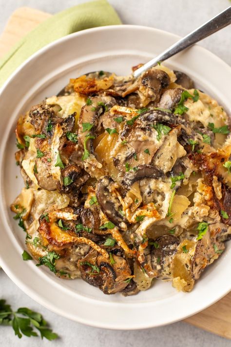 Potato and mushroom gratin with caramelised brie - like an ultra luxurious potato dauphinoise! #potatobake #dauphinoise #gratin #christmasfood Mushroom Gratin, Potato Dauphinoise, Potato And Mushroom, Vegetarian Side Dish Recipes, Potatoes Dauphinoise, Uk Recipes, Meatless Recipes, Veggie Dinner, Vegetarian Side Dishes