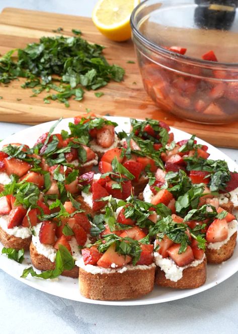 Strawberry Ricotta, Ricotta Crostini, Crostini Recipe, Macerated Strawberries, Peach Strawberry, Crostini Recipes, Strawberry Mint, Savory Food, Strawberry Lemon