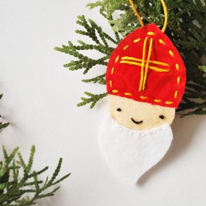 Saint Nicholas Felt Ornament - what a sweet and christian handmade ornament for Christmas time! Feast Of St Nicholas, Saint Nicholas Day, St Nicholas Day, Advent Ideas, Liturgical Year, Catholic Crafts, Diy Christmas Ornament, Catholic Kids, Advent Christmas