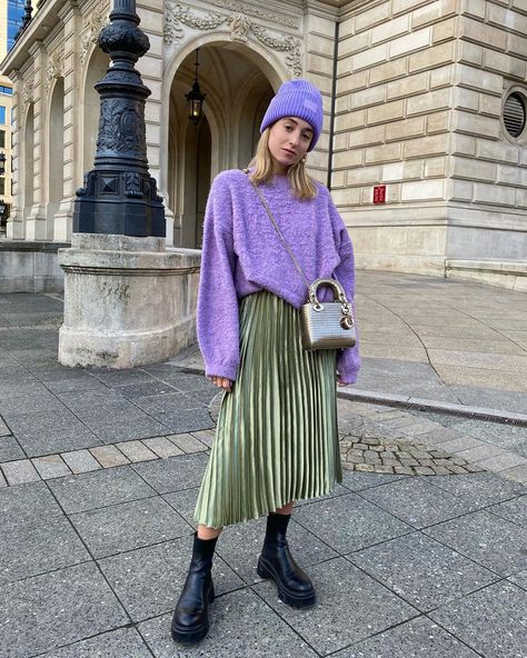 Brunch Attire, Sweater Street Style, Metallic Pleated Skirt, Street Look, Sunday Brunch, A Style, Fashion 2020, Winter Fashion Outfits, Platform Boots