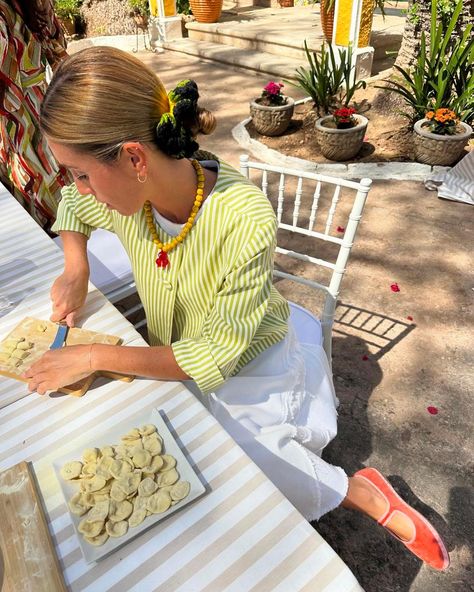 @claudiaparrast cooking pasta with pulpo🐙💛 tell me a better way to style it #fashion #portuguesefashion #spanishfashion #portuguesegirlie #chunkyfashion #jewelry #modaespañola #handmadejewelry Colorful Necklace Outfit, Yellow Necklace Outfit, Glass Octopus, Cooking Pasta, Girl Therapy, Octopus Necklace, Fun Outfits, Necklace Outfit, Travel Clothes