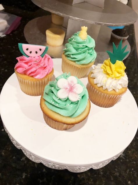 Tropical themed cupcakes made by Play Date Cupcakes in Hawaii. Summery Cupcake Ideas, Tropical Decorated Cupcakes, Hawaii Themed Cupcakes, Tropical Party Cupcakes, Cupcakes Summer Theme, Hawaii Cupcakes Ideas, Tropical Birthday Cupcakes, Hawaiian Themed Cupcakes, Tropical Cupcakes Decoration