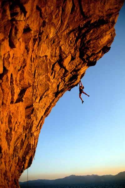 Free Climbing, Free Climb, Mountain Biking Women, Outdoor Climbing, Rock Climbers, Cycling Art, Sports Pictures, Mountain Climbing, Bicycle Design