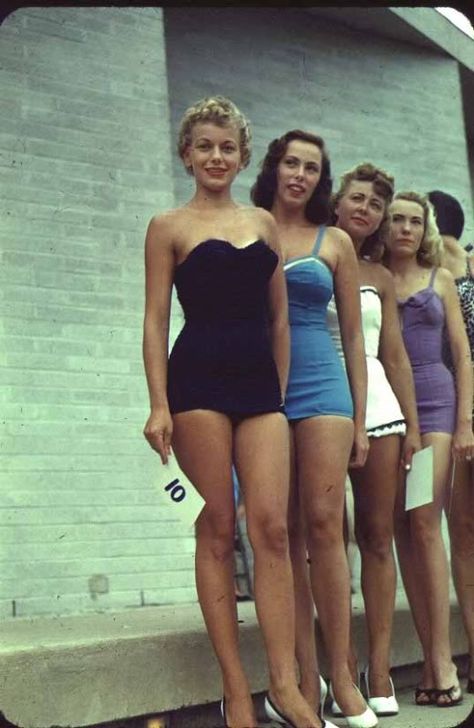 Hope these ladies got their base tans! #springbreak #vintage #throwbackthursday 1950s Swimwear, Vintage Inspired Swimsuit, Vestidos Pin Up, Vintage Bathing Suits, Vintage Swim, Vintage Swimwear, Vintage Swimsuits, Va Va Voom, Photo Vintage