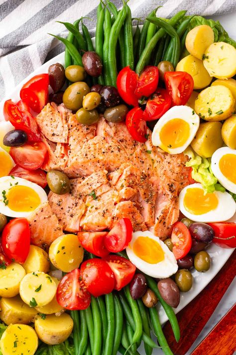 Salmon Nicoise Salad! This fabulous salmon nicoise salad is balanced and perfect for a full dinner. Loaded with fresh veggies, baked salmon, and eggs, and finished with a bright and zesty lemon vinaigrette. Salmon Nicoise, Entree Salads, Salmon Nicoise Salad, Nicoise Salad Recipe, Best Salmon Recipe, Salmon Salad Recipes, Nicoise Salad, Salmon Dinner, Lemon Vinaigrette