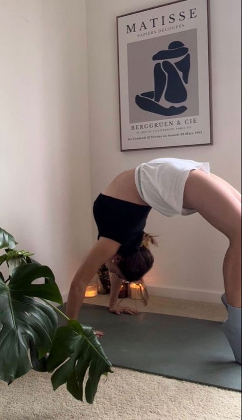 Woman doing a yoga pose on a yoga mat next to a plant and candles Yoga Inspo Aesthetic, Dancing In Room Aesthetic, Dancing In My Room Aesthetic, Healthy Girl Lifestyle Aesthetic, Yoga Aesthetics, Yoga Aesthetic Inspiration, Mode Indie, Yoga Handstand, Lev Livet