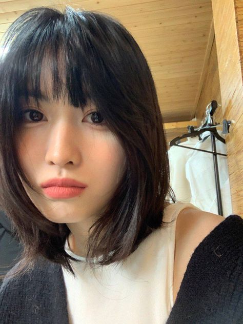 Korean Bob, Pretty Short Hair, Korean Haircut, Layered Hair With Bangs, Layered Bob Short, Momo Twice, Layered Bob Hairstyles, Short Hair With Bangs, Haircuts With Bangs