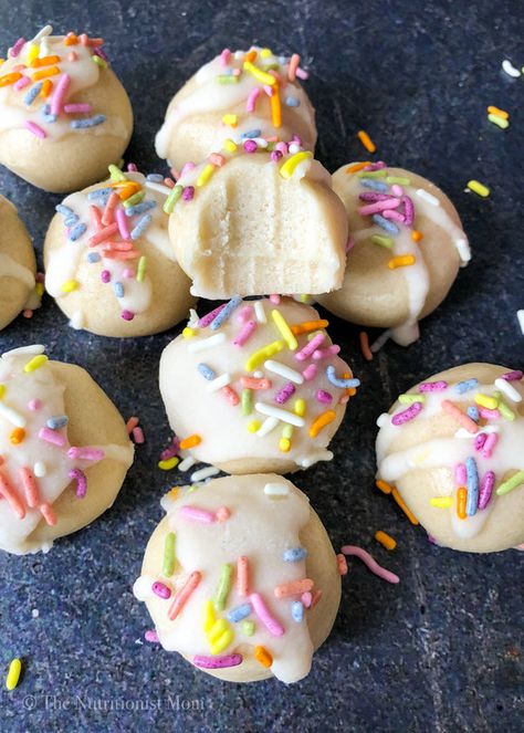 These Birthday Cake Protein Truffles are keto, low carb, sugar-free, and high in protein while also being gluten-free! A festive treat. Protein Cake Pops, Birthday Cake Protein, Protein Truffles, Protein Mug Cakes, Protein Baking, High Protein Desserts, Protein Cake, Protein Treats, Protein Powder Recipes