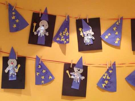 Magic theme: wizard hats and tinfoil handprint wizards Witches And Wizards Eyfs, Wizard Hat Craft, Magician Crafts For Kids, Wizard Hats, Fairy Tale Activities, Magic Theme, Summer Camp Activities, Magic Crafts, Magic Party