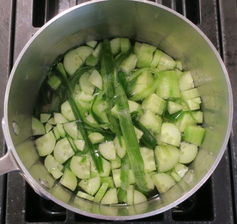 Cucumber Simple Syrup Recipe, Cucumber Simple Syrup, Cucumber Gin Cocktail, Cucumber Lemonade, Simple Syrup Cocktails, Soda Syrup, Lemonade Cocktail, Simple Syrup Recipes, Cocktail Syrups