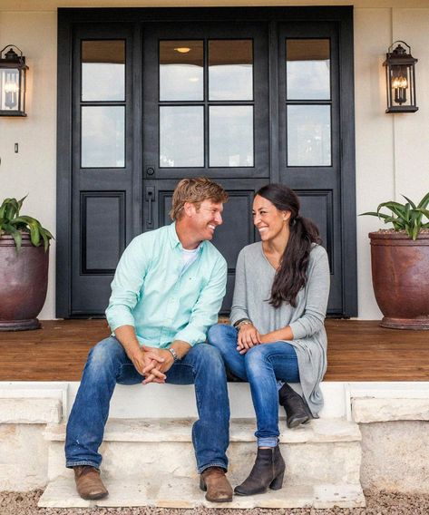 Fixer Upper Chip and Joanna Gaines Holiday Decorations Chip And Joanna Gaines Home, Joanna Gaines House, Fixer Upper Living Room, Craftsman Front Doors, Rustic Front Door, Joanna Gaines Style, Fixer Upper House, Chip And Jo, Hgtv Fixer Upper