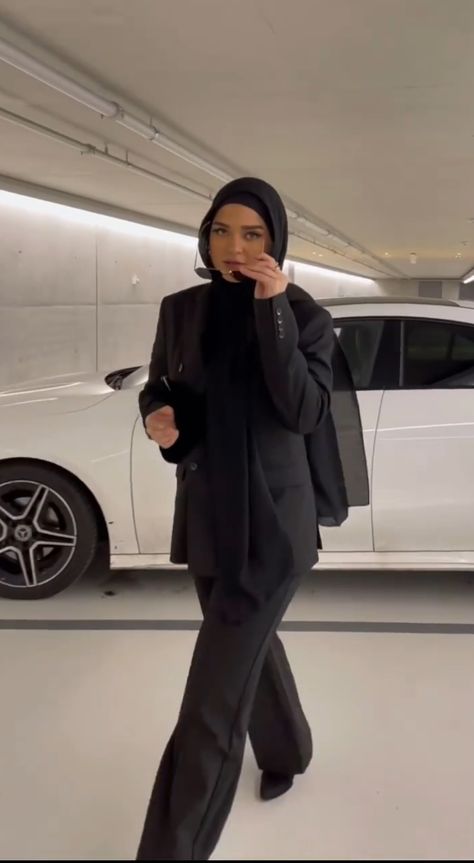 Hijab With Formal Wear, Modest Lawyer Outfit, Hijabi Lawyer Outfit, Mafia Hijab Style, Black Classy Outfits For Women, Hijab Suit Outfit, Hijabi Lawyer, All Black Suit Women, Hijabi Blazer Outfit