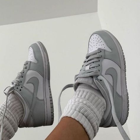 Skor Sneakers Nike, Buty Jordan, Louis Vuitton Shoes Heels, Skor Sneakers, Dr Shoes, Jordan Shoes Girls, Nike Shoes Jordans, Nike Air Shoes, Cute Sneakers