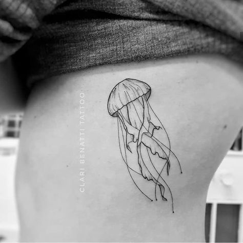 Enfp Tattoo Ideas, Feminine Jellyfish Tattoo, Jelly Fish Tattoo Simple, Jellyfish Tattoo Minimalist, Simple Jellyfish Tattoo, Trend Tattoos, Unique Minimalist Tattoo, Tattoo Jellyfish, 16 Tattoo