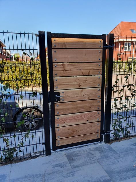 Privacy Fence Ideas With Gate, White Bedroom Design Ideas, Modern Wood Fence, Gates Ideas, Bedroom Paint Ideas, Privacy Gate, Home Decor Plants, Deck Railing Ideas, Idea Bedroom