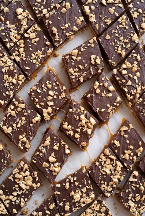 Salted Toffee Bars Salted Toffee, Sugar Cookie Crust, Toffee Recipe, Toffee Bars, Caramel Recipes, Chocolate Topping, Cookie Bar Recipes, Köstliche Desserts, Sweet Chocolate