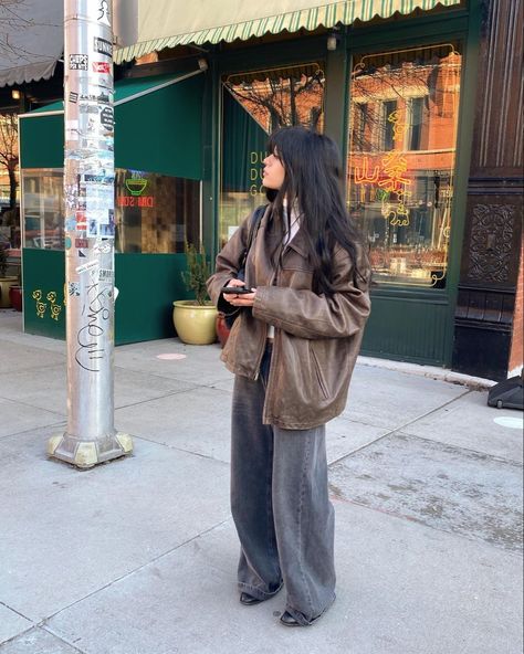 Brown Hobo Bag Outfit, Brown Oversized Leather Jacket Outfit, Brown Leather Jacket Outfit Aesthetic, Brown Leather Jacket Outfit Winter, Weekday Astro Jeans, Shearling Jacket Outfit, Leather Jacket Outfit Winter, Basic White Shirt, Brown Leather Jacket Outfit