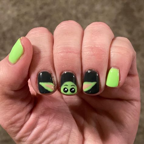 Star Wars Christmas Nails, May The 4th Nails, Starwars Nails Easy, Grogu Nail Art, Cutesy Nail Art, Star Wars Nail Designs, Cute Character Nails, Starwars Nails Simple, Star Wars Nails Simple