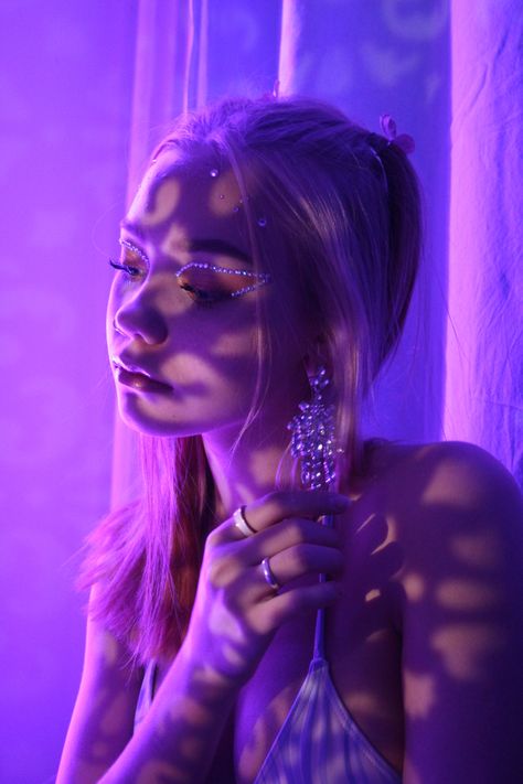 Make up look for a euphoria photoshoot Euphoria Poses Ideas, Euphoria Lighting Photography, Euphoria Photo Shoot, Purple Light Photoshoot, Euphoria Photoshoot Inspiration, Purple Lighting Photography, Euphoric Photoshoot, Euphoric Photography, Purple Photoshoot Ideas