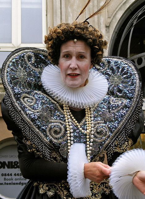 Hm, don't want the hear-shaped big collar... cool though. Heart Shaped Clothes, Elizabeth Costume, Elizabethan Costume, Elizabethan Fashion, Tudor Fashion, 18th Century Costume, Homburg, Shoes Girl, Big Collar