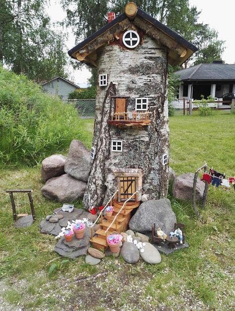 Tree Trunk Gnome House, Gnome Stump House Tree Trunks, Tree Stump Art, Fairy Garden Tree Trunk, Knome Villages Tree Stump, Stump Decor, Gnome Home Tree Stump, Large Fairy Garden, Tree Stump Decor