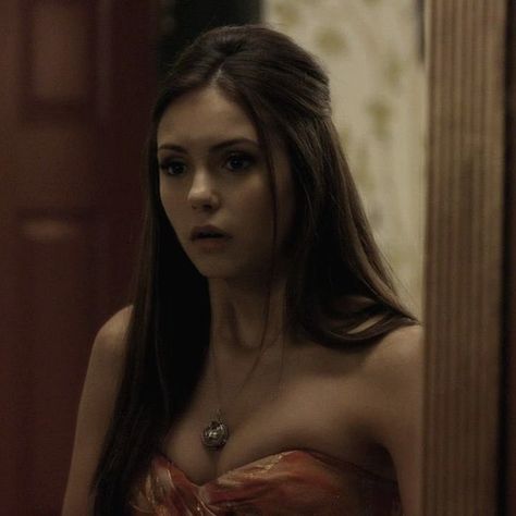 Vampy Girl, 2000’s Makeup, Nina Dobrev Hair, Nina Debrov, Nina Dobrev Vampire Diaries, Graveyard Girl, Brunette Aesthetic, Boho Updo, Vampire Diaries Outfits