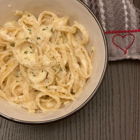 Danielle Ruggiero on Instagram: “Fettuccini Alfredo is one of those dishes I have maaaaybe once a year. Yes, it’s heavy. Yes, it’s made with lots of butter and cream. No,…” Fetuccini Alfredo, Fettuccini Alfredo, Alfredo, Free Games, A Year, Spaghetti, Butter, Pasta, Cream