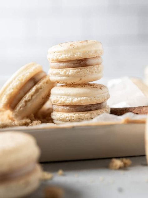 Cinnamon Roll Macarons | Kitchen 335 Cinnamon Roll Macarons, Fall Macarons, Macaron Fillings, Macaron Ideas, Strawberry Macarons, Cinnamon Buttercream, Macaron Filling, Macaron Flavors, Macaron Cookies