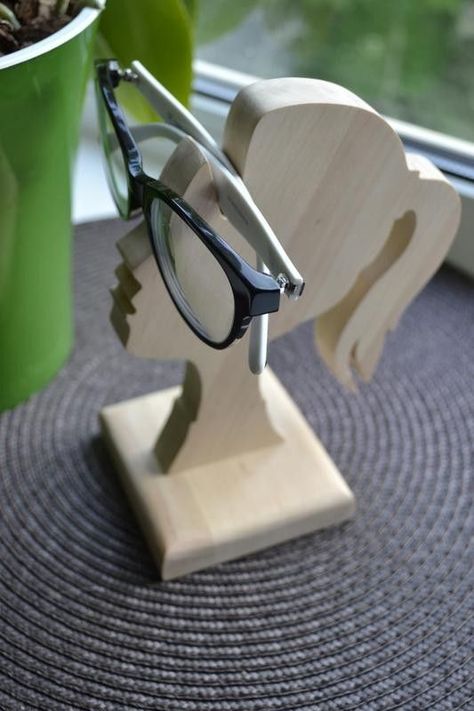 Wood Gadgets Ideas, Practical Wood Projects, Wood Laser Ideas, Wooden Glasses, Glasses Stand, Idee Cricut, Wood Craft Projects, Wood Art Projects, Laser Engraved Ideas