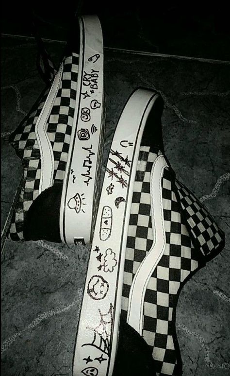 Things To Draw On Your Shoes Vans, Drawing In Converse Shoes, Vans Shoe Drawings, Doodle Art On Shoes, Shoes Design Ideas Drawing, Grunge Shoes Drawing, Doodling On Shoes, Emo Shoes Aesthetic, Converse Ideas Drawing